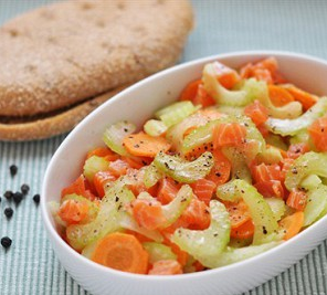 Салат из лосося, сельдерея и моркови, рецепт
